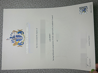 Abschluss an der Universität Portsmouth-1